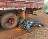 Sol atrapalha visibilidade e moto colide na traseira de caminhão estacionado em Mercedes