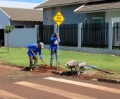 Mercedes recebe mais de 370 novas placas para reforçar a sinalização urbana
