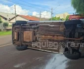Carro tomba após batida no centro de Marechal Rondon