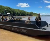 Exército Brasileiro testa nova embarcação blindada no Rio Paraná, em Guaíra