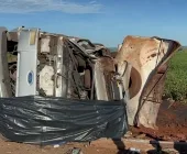 Caminhão de Mercedes capota e condutor morre na PR-180