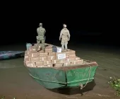Homem é preso em Mercedes com barco carregado com 600 caixas de cigarros