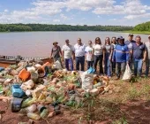Prefeitura de Guaíra e pescadores retiram grande quantidade de lixo do rio em Dr. Oliveira Castro