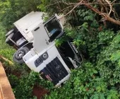 Caminhão tomba em Nova Santa Rosa após manobra para evitar colisão com colheitadeira