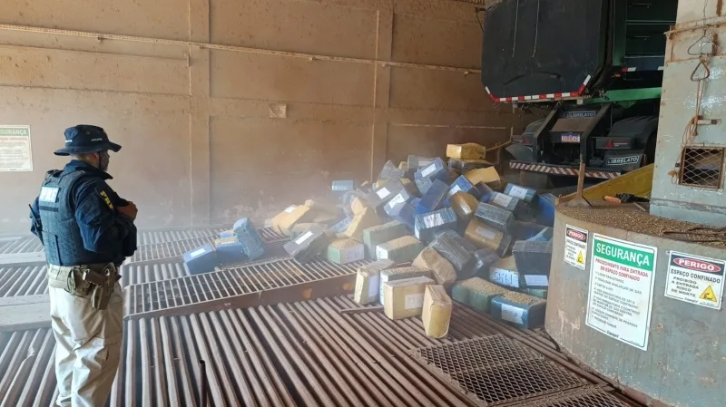 PRF apreende mais de 3 toneladas de drogas escondidas em carga de soja na BR-163, Guaíra
