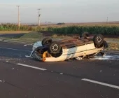 Capotamento em trevo deixa uma pessoa morta e dois feridos graves em Palotina
