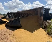 Reboque de carreta tomba na BR-163 em Mercedes