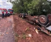 Caminhão fica destruído em Terra Roxa e motorista é resgatado com vida