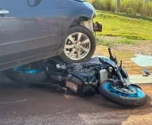 Moto fica presa embaixo de carro após forte batida em Marechal Rondon