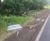 Colisão entre caminhonete e carroça deixa três feridos na PR-272, em Francisco Alves