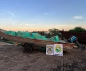 PF e BPFRON apreendem barco com carga de cigarros contrabandeados em Guaíra