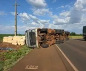 Carreta tomba na BR-163 entre Toledo e Marechal Rondon