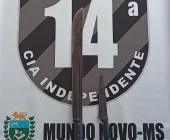 Homem é preso após ameaçar vizinho com facão e faca em Mundo Novo