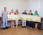 Ganhadores do Nota Premiada Mercedes recebem prêmios do primeiro sorteio