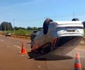 Carro capota após colisão na BR-163 entre Marechal Rondon e Toledo