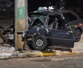 Carro bate em poste e deixa jovem morto e outro gravemente ferido em Toledo