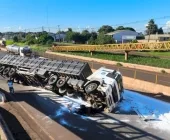 Carreta carregada com farrinha tomba na BR-163 em Marechal Rondon