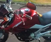 Queda de moto deixa duas pessoas feridas após animal atravessar a pista em Quatro Pontes