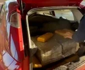 PRF apreende 150 kg de maconha espalhados em assoalho e porta-malas de veículo na BR-272 em Guaíra