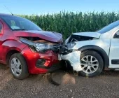 Carros batem de frente na estrada rural entre Bela Vista e São Marcos