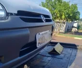Carro com placa feita de adesivo é apreendido em Toledo