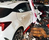 Carro e moto invadem comércio após acidente e homem tem pé amputado, em Cascavel