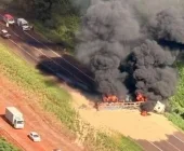 Caminhão pega fogo após colisão na BR-277 e mobiliza várias equipes de resgate