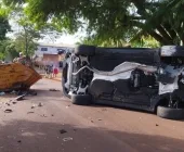 BMW tomba após colidir com caçamba de entulhos em Guaíra
