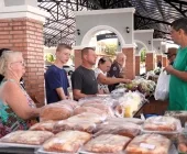 Rua Coberta de Mercedes recebe primeira edição da feira com produtos direto do campo