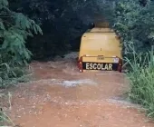 Ônibus escolar fica parcialmente submerso em rio no interior de Marechal Rondon