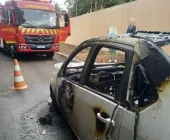 Carro é destruído por incêndio no centro de Guaíra