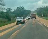 Carreta derrama carga de soja na BR-163 entre Mercedes e Marechal Rondon
