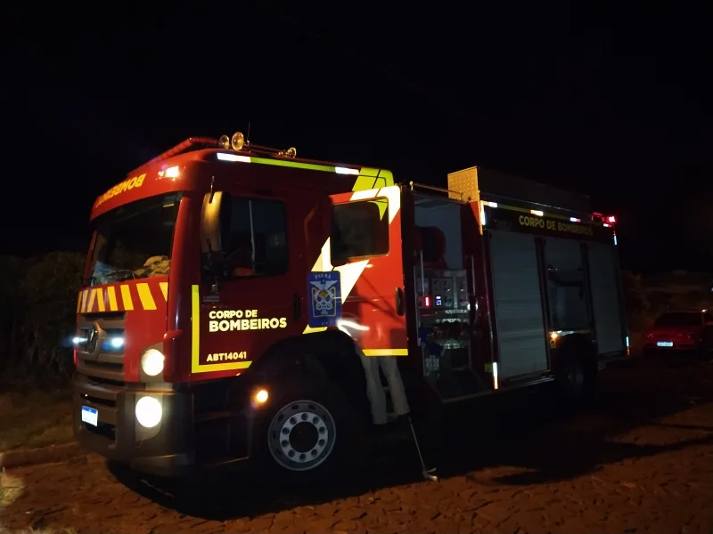 Carro é destruído por incêndio durante a madrugada em Guaíra