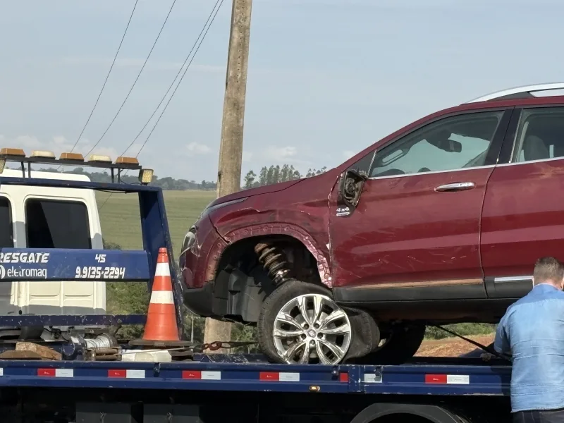 Fiat Toro colide com carreta na BR-163 entre Mercedes e Marechal Rondon