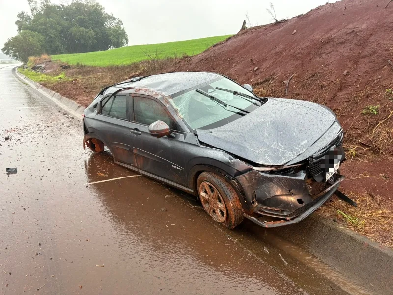 Carro capota na BR-163 em Mercedes e deixa vítima ferida