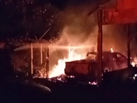 Incêndio destrói galpão e caminhonete durante a madrugada em Porto Mendes