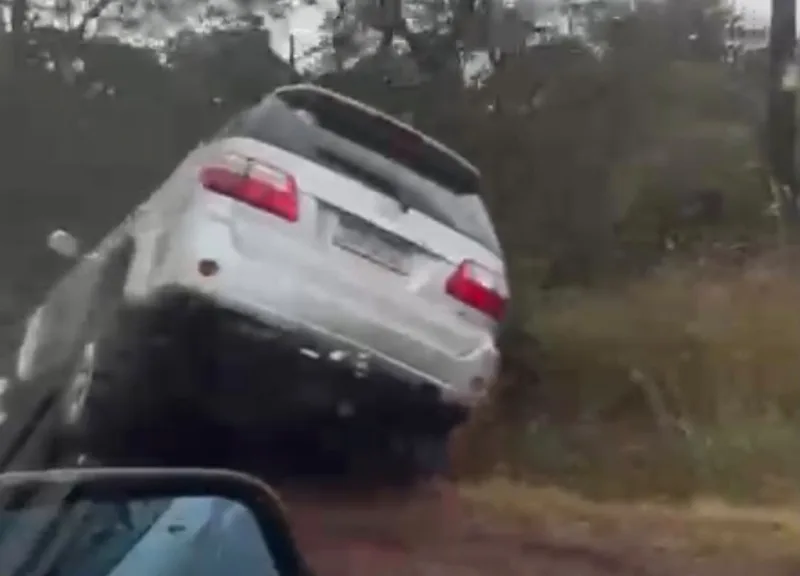 Caminhonete sai da pista e cai em canaleta da BR-163 em Mercedes
