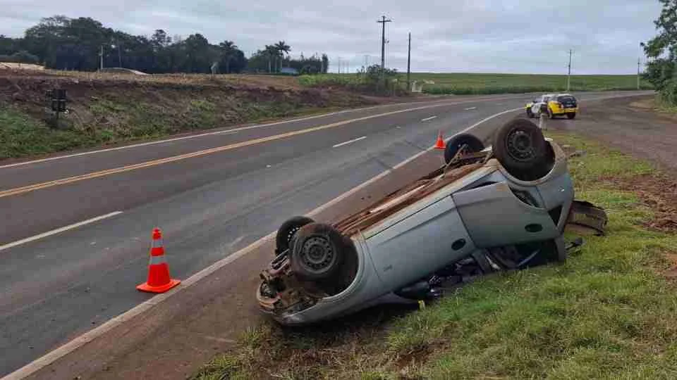 Três crianças e dois adultos ficam feridos após carro capotar na PR-467, em Marechal Rondon