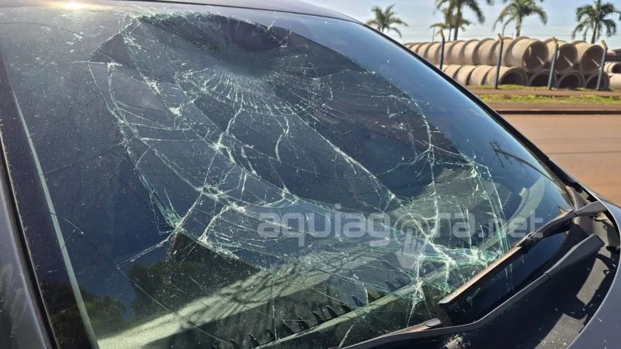 Motociclista de 21 anos é arremessada sobre carro após colisão em Marechal Rondon