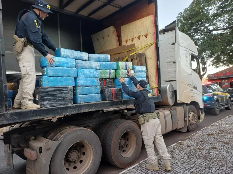 PRF apreende carreta com quase 2 toneladas de maconha em Marechal Rondon