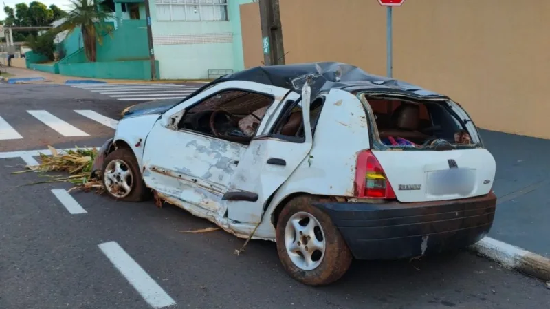 Carro colide contra poste em fuga da PM no interior de Toledo