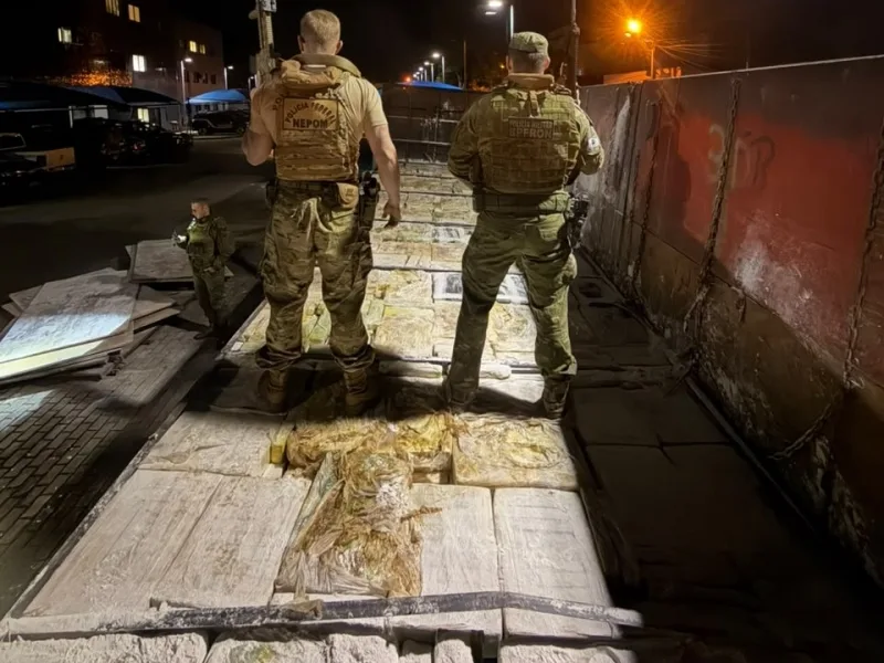 Bitrem com 4,4 toneladas de drogas é apreendido na BR-272 em Terra Roxa