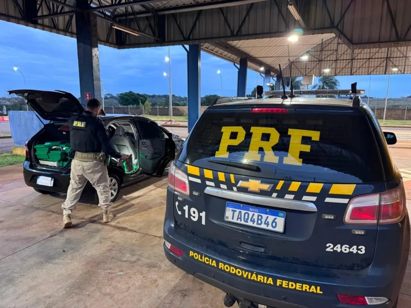 Em menos de 24 horas, PRF apreende dois carros lotados de drogas em Guaíra