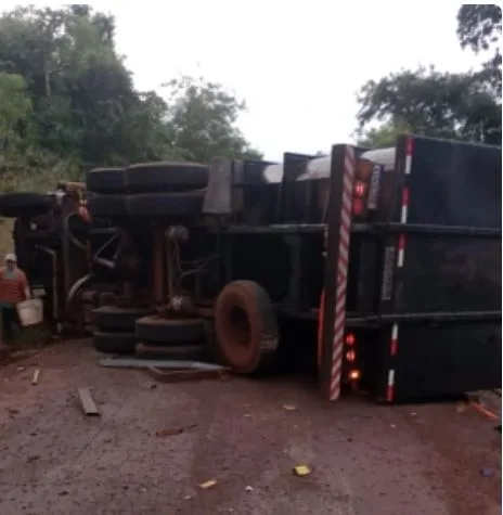 Tombamento de caminhão interdita estrada municipal em Marechal Rondon