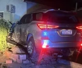 Caminhonete em fuga da PRF colide contra muro de residência em Mundo Novo