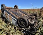 Carro capota e vai parar dentro de lavoura entre Toledo e Maripá
