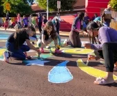 Pais e alunos da Escola Tiradentes enfeitam rua em Mercedes para a Copa do Mundo