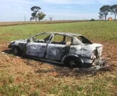 Carro é encontrado incendiado em Terra Roxa e polícia suspeita que veículo foi usado em homicídio