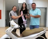 Miss Mercedes recebe Honda Biz 0 km pela conquista do título