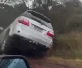 Caminhonete sai da pista e cai em canaleta da BR-163 em Mercedes